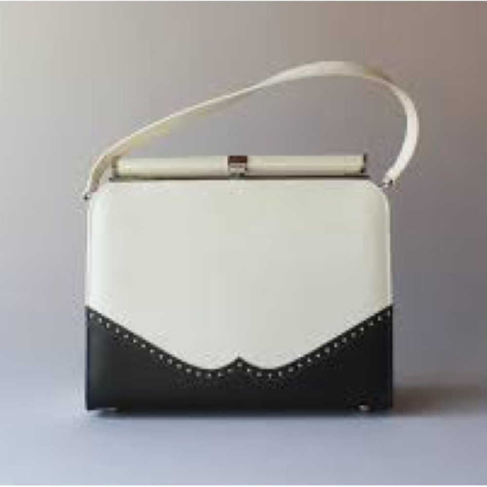 EUC Beautiful B&W Vintage Purse “A Naturalizer Handbag” Snap Closure Gold Trim